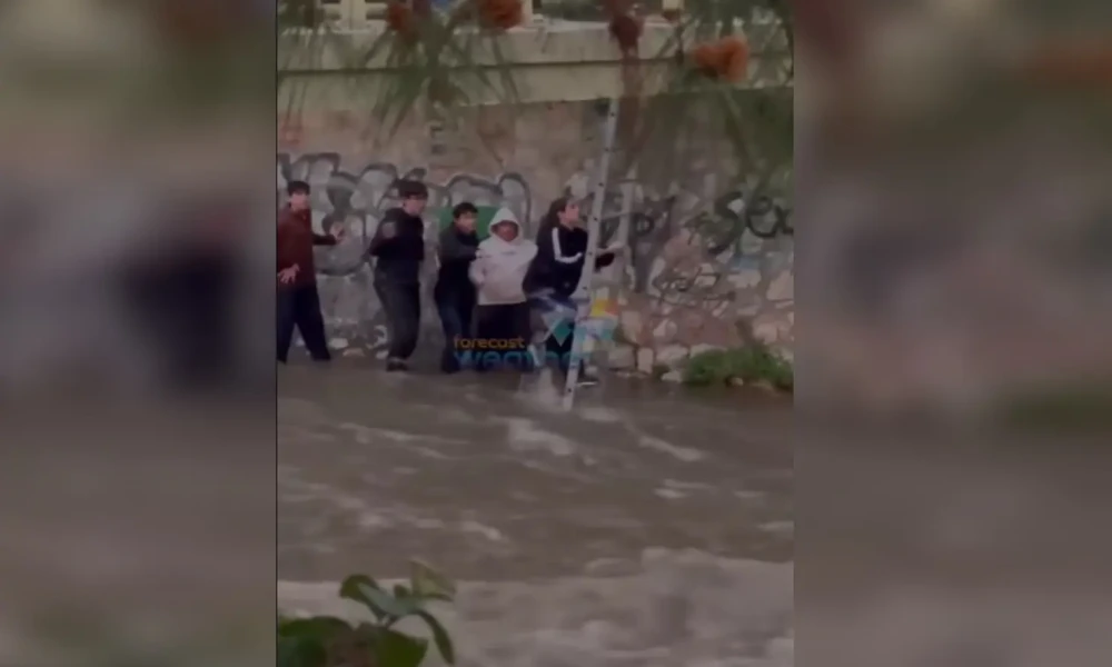 Παρέα παιδιών κινδύνευσε καθώς φούσκωσε ο Ιλισσός- Βίντεο από τον απεγκλωβισμό τους (Βίντεο)